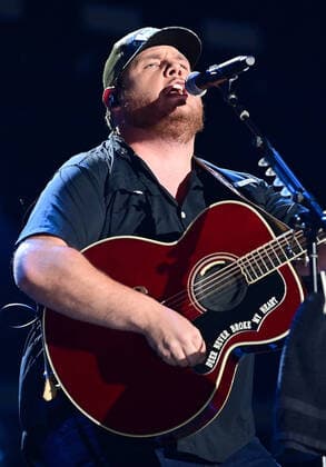 11 June 2022 - Nashville, Tennessee - Luke Combs. 2022 CMA Fest Nightly Concert Day Three held at Nissan Stadium. USA - ZUMAa123 20220611_zaa_a123_455 Copyright: xAdMediax