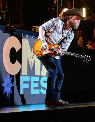11 June 2022 - Nashville, Tennessee - John Osborne, Brothers Osborne. 2022 CMA Fest Nightly Concert Day Three held at Nissan Stadium. USA - ZUMAa123 20220611_zaa_a123_428 Copyright: xAdMediax