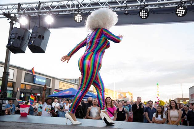 News Themen der Woche KW23 June 11, 2022, Seattle, Washington, U.S: Artist ANITA SPRITZER performs a frenetic lip-synch at the White Center Pride festival in Seattle on Saturday, June 11, 2022. Seattle U.S. - ZUMAg235 20220611_zap_g235_021 Copyright: xPaulxChristianxGordonx