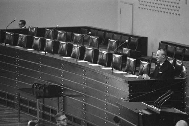 Bundeskanzler Kurt Georg KIESINGER, CDU, hat nach seiner Vereidigung zum Bundeskanzler am 01.12.1966 im Deutschen Bundestag in Bonn, auf der Regierungsbank Platz genommen, 01.12.1966 in Bonn; Schwarzweissaufnahme; *** Federal Chancellor Kurt Georg KIESINGER, CDU, seated on the government bench after being sworn in as Federal Chancellor, 01 12 1966 in the German Bundestag in Bonn, black and white photograph