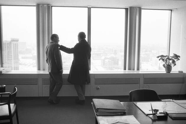 Axel Caesar SPRINGER, Deutschland, Verleger, rechts, und Peter TAMM, langjaehriger Vorstandsvorsitzender des Axel Springer Verlags, stehen am Fenster des Springer Hochhauses Berlin und schauen auf die Stadt, 15.01.1966. *** Axel Caesar SPRINGER, Germany, publisher, right, and Peter TAMM, long-time chairman of the board of Axel Springer Verlag, stand at the window of the Springer skyscraper Berlin and look out over the city, 15 01 1966