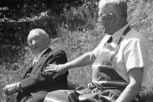 Oskar KOKOSCHKA (r.), Oesterreich, Maler, sitzt mit Alt-Bundeskanzler Konrad ADENAUER, CDU, auf einer Wiese, freundschaftliche Geste, 15.04.1966 *** Oskar KOKOSCHKA r , Austria, painter, sitting with former Chancellor Konrad ADENAUER, CDU, on a meadow, friendly gesture, 15 04 1966