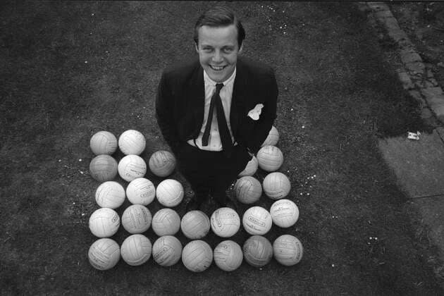 Axel Sven SPRINGER, genannt SVEN SIMON, Fotograf, Mitbegruender der Pressebildagentur SVEN SIMON, posiert auf einer Rasenflaeche mit Fussbaellen, anlaesslich der Fussball Weltmeisterschaft 1966, *** Axel Sven SPRINGER, called SVEN SIMON, photographer, co-founder of the press photo agency SVEN SIMON, poses on a lawn with footballs, on the occasion of the 1966 World Cup,