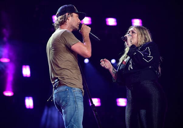 12 June 2022 - Nashville, Tennessee - Dierks Bentley, Elle King. 2022 CMA Fest Nightly Concert Day Four held at Nissan Stadium. Photo Credit: Laura Farr AdMedia 281425 2022-06-12 Tennessee Nashville  Copyright: xAdMediax STAR_281425_153