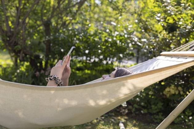 IMAGO Creative: Sommer, Sommertage im Garten Jugendliche in einer Haengematte Bonn Deutschland *** Teenagers in a hammock Bonn Germany Copyright: xUtexGrabowsky photothek.dex