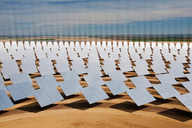 IMAGO Nature: Unsere Erde, Energiequellen, Solarthermie Heliostats, large reflective mirrors directing sunlight to the PS20 solar thermal tower, the only such working solar tower currently in the world. Sanlucar La Mayor, Andalucia, Spain. May 2011  1596715 AshleyxCooper