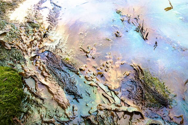 IMAGO Nature: Unsere Erde, Ressourcen, Erdöl Oil pollution in Lyme Regis harbour, probably from a fishing vessel, Dorset, UK. June 2012  1596805 AshleyxCooper