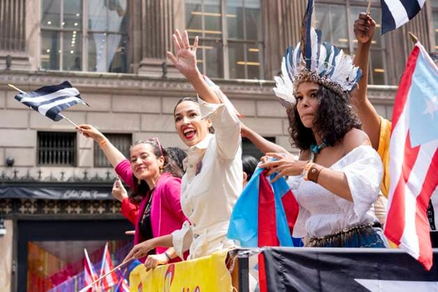 Berühmte Feministinnen, Alexandria Ocasio-Cortez Puerto Rican Day Parade 2022 Congresswoman Alexandria Ocasio Cortez, Queens Council Member Tiffany Caban, and rapper Princess Nokia ride a float during the National Puerto Rican Day Parade Sunday June 12, 2022 in New York, NY. The parade returns after a two year hiatus due to the COVID-19 pandemic. New York New York United States  Copyright: xErinxLefevrex originalFilename: lefevre-puertori220612_np9sh.jpg