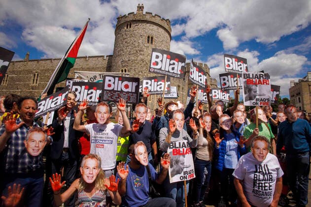 Bilder des Jahres 2022, News 06 Juni News Bilder des Tages . 13 06 2022. London, United Kingdom. Hundreds of people demonstrate outside Windsor Castle and march through the streets as former Prime Minster, Tony Blair, is being knighted and will receive the Order of the Garter from Her Majesty Queen Elizabeth II, one of the highest honours. Demonstrators remember the Iraq War and some consider him to be a war criminal Tony Blair Knighthood demonstration. Windsor Castle.  xMarkxThomasx xi-Imagesx IIM-23510-0063