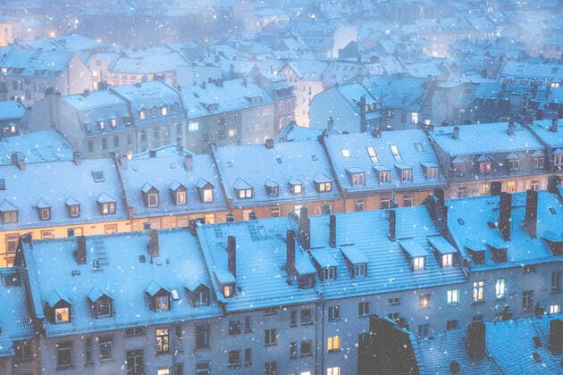 IMAGO Creative, Jahreszeit Winter in der Stadt IMAGO Creative: 2022 Favoriten IMAGO Creative: Winter in der Stadt Snow falling over the traditional houses of the old town at dusk, Frankfurt am Main, Hesse, Germany Europe Copyright: RobertoxMoiola 1179-5771