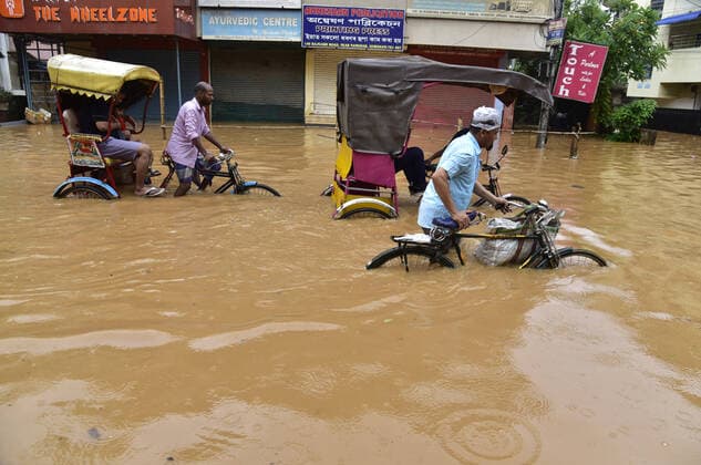 News Bilder des Tages June 14, 2022, Guwahati, Guwahati, India: Rickshaw puller wades through the flooded street after heavy rain in Guwahati Assam India on Tuesday 14th June 2022.Four persons died today due to landslide Guwahati India - ZUMAd163 20220614_zip_d163_009 Copyright: xDasarathxDekax