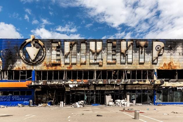 Ukraine-Krieg, Jahrestag der Invasion, Chronologie der Ereignisse, Archivbilder Bilder des Jahres 2022, News 06 Juni Life In Bucha Amid Devastation Shopping mall called Epicentre affected by bombardment is seen on June 14, 2022 in Bucha, Ukraine. As the Russian Federation invaded Ukraine more than 3 and a half months ago, fierce fighting continues in the East of the country. Some of the most devastated towns since the beginning of the conflict - Irpin and Bucha - build their way to normality. More and more civilians get back to their homes and reestablish their lives. Bucha Kiev Ukraine  Copyright: xDominikaxZarzyckax originalFilename: zarzycka-lifeinbu220614_npwMF.jpg