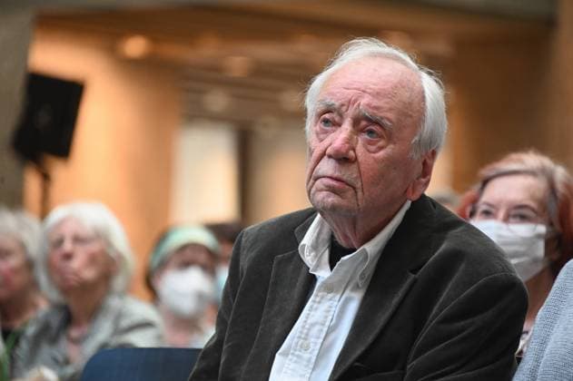 Der Schriftsteller Jürgen Becker beim Empfang im Kölner Rathaus. Im Rahmen des Empfangs stellt Jürgen Becker, der am 10.07. dieses Jahr 90 Jahre alt wird, seine neuesten Werke vor. *** The writer Jürgen Becker at the reception in Cologne City Hall During the reception, Jürgen Becker, who turns 90 this year on 10 07, presents his latest works