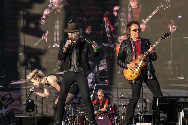 The Panikrocker Udo Lindenberg inspires 16000 people on the Leipzig Festwiese Currently, the Hamburg musician is on Udopium Tour 2022 with the Panikorchester on the road Here with guitarist Jörg Sander