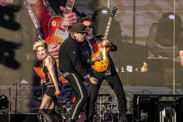 The Panikrocker Udo Lindenberg inspires 16000 people on the Leipzig Festwiese Currently, the Hamburg musician is on Udopium Tour 2022 with the Panikorchester on the road Here with guitarist Jörg Sander