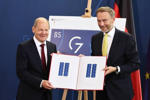 Bilder des Jahres 2022, News 06 Juni News Bilder des Tages Bundeskanzler Olaf Scholz und Bundesfinanzminister Christian Lindner waehrend der Praesentation des Sonderpostwertzeichens G7-Praesidentschaft in Kanzleramt in Berlin am 15. Juni 2022. Praesentation des Sonderpostwertzeichens G7-Praesidentschaft *** Federal Chancellor Olaf Scholz and Federal Minister of Finance Christian Lindner during the presentation of the special postage stamp G7 Presidency in Chancellery in Berlin on 15 June 2022 presentation of the special postage stamp G7 Presidency
