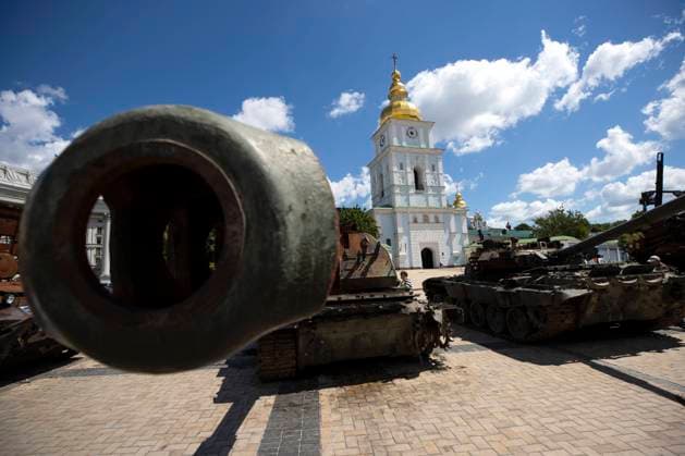 News Bilder des Tages Ukraine-Konflikt, Ausstellung mit erbeutetem russischem Kriegsgerät auf dem Michaelplatz in Kiew People walk through the exhibition of destroyed Russian weapons and tanks, which are installed in the Saint Michael square, in kyiv, Ukraine, 15 June 2022. Russian armored vehicles, tanks and missiles have become an attraction for people, where many come to take pictures. Russian weapons and war vehicles exhibited as an attraction for the inhabitants of kyiv !ACHTUNG: NUR REDAKTIONELLE NUTZUNG!  Copyright: xOrlandoxBarríax AME6722 20220615-4db61817dd1db58a9396fa022555150796271617
