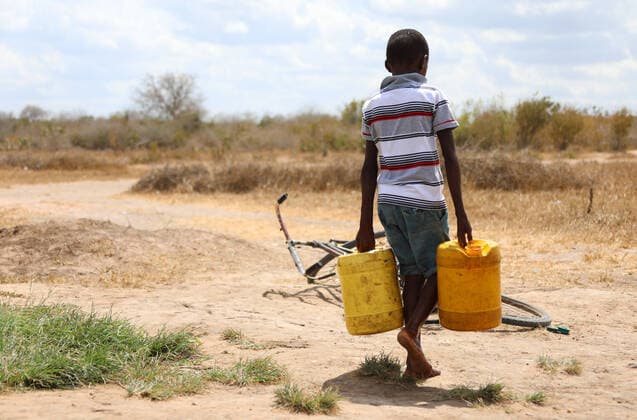 IMAGO Nature: Unsere Erde, Klimawandel, Dürren (220615) -- KILIFI, June 15, 2022 -- A boy carries buckets of water in Kidemu sub-location in Kilifi County, Kenya, March 23, 2022. The Horn of Africa drought has thrust at least 18.4 million people, including more than 7.1 million acutely malnourished children, into severe food insecurity, UN humanitarians said on Monday. Most drought victims are in Ethiopia, Kenya and Somalia. ) KENYA-KILIFI-DROUGHT-CHILDREN DongxJianghui 