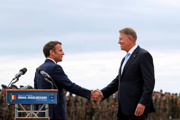 News Bilder des Tages Rumänien, Präsident Klaus Johannis empfängt Emmanuel Macron auf Air Base in Konstanza (220615) -- CONSTANTA, June 15, 2022 -- French President Emmanuel Macron (L) shakes hand with Romanian President Klaus Iohannis at the Mihail Kogalniceanu Air Base near Constanta, Romania, June 15, 2022. TO GO WITH Negotiations needed to bring ceasefire in Ukraine: France s Macron (Photo by Xinhua) ROMANIA-CONSTANTA-FRENCH PRESIDENT-JOINT PRESS CONFERENCE CristianxCristel 