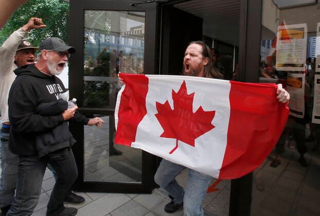 Kanada, LKW Protestler George Billings alias Tyson Freedom nach seiner Freilassung in Ottawa June 15, 2022, Ottawa, ON, Canada: Tyson Freedom George Billings, a prominent figure in this winter s Freedom Convoy, leaves the Ottawa courthouse after being released on Wednesday, June 15, 2022. Ottawa Canada  - ZUMAc35_ 20220615_zaf_c35_012 Copyright: xPatrickxDoylex