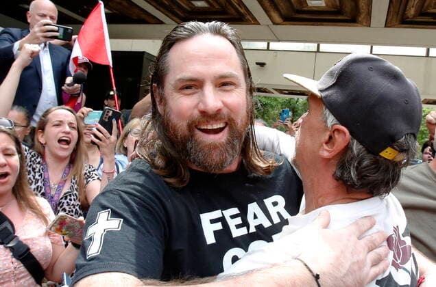Kanada, LKW Protestler George Billings alias Tyson Freedom nach seiner Freilassung in Ottawa June 15, 2022, Ottawa, ON, Canada: Tyson Freedom George Billings, a prominent figure in this winter s Freedom Convoy, leaves the Ottawa courthouse after being released on Wednesday, June 15, 2022. Ottawa Canada  - ZUMAc35_ 20220615_zaf_c35_014 Copyright: xPatrickxDoylex