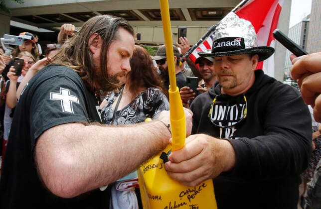 Kanada, LKW Protestler George Billings alias Tyson Freedom nach seiner Freilassung in Ottawa June 15, 2022, Ottawa, ON, Canada: Tyson Freedom George Billings, left, a prominent figure in this winter s Freedom Convoy, signs a gas can at the Ottawa courthouse after being released on Wednesday, June 15, 2022. Ottawa Canada  - ZUMAc35_ 20220615_zaf_c35_015 Copyright: xPatrickxDoylex