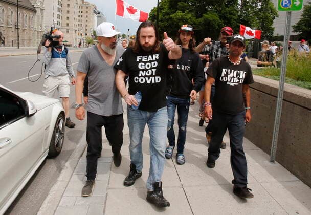 Kanada, LKW Protestler George Billings alias Tyson Freedom nach seiner Freilassung in Ottawa June 15, 2022, Ottawa, ON, Canada: Tyson Freedom George Billings, center, a prominent figure in this winter s Freedom Convoy, leaves the Ottawa courthouse after being released on Wednesday, June 15, 2022. Ottawa Canada  - ZUMAc35_ 20220615_zaf_c35_016 Copyright: xPatrickxDoylex