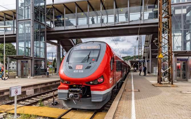Baureihe 633. Bahnland Bayern. RegionalExpress RE75 nach Oberstdorf. Die Pesa Link (Projektname DMU¯120) sind Dieseltriebwagen des polnischen Herstellers Pesa. 09.06.2022: Deutschland, Baden-Württemberg, Ulm. *** Class 633 Bahnland Bayern RegionalExpress RE75 to Oberstdorf The Pesa Link project name DMU¯120 are diesel railcars from the Polish manufacturer Pesa 09 06 2022 Germany, Baden Württemberg, Ulm