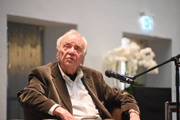Der Schriftsteller Jürgen Becker beim Empfang im Kölner Rathaus. Im Rahmen des Empfangs stellt Jürgen Becker, der am 10.07. dieses Jahr 90 Jahre alt wird, seine neuesten Werke vor. *** The writer Jürgen Becker at the reception in Cologne City Hall During the reception, Jürgen Becker, who turns 90 this year on 10 07, presents his latest works
