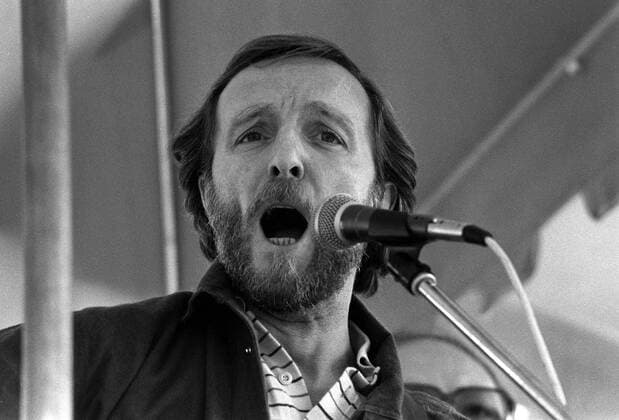 Seinen 80. Geburtstag feiert Hannes WADER am 23. Juni 2022, Hannes WADER, Deutschland, Musiker, Saenger, Liedermacher, Chansonnier, hier bei einer DGB-Kundgebung in Frankfurt, singend mit Gitarre, Konzert, SW-Aufnahme, Portrait, Portraet, Brustbild, 25.10.1982. *** Hannes WADER celebrates his 80th birthday on 23 June 2022, Hannes WADER, Germany, musician, singer, songwriter, chansonnier, here at a DGB rally in Frankfurt, singing with guitar, concert, SW photo, portrait, portrait, bust, 25 10 1982