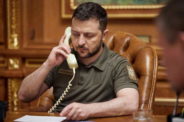 News Bilder des Tages June 15, 2022, Kyiv, Kyiv Oblast, Ukraine: Ukrainian President Volodymyr Zelenskyy talks by phone with U.S. President Joe Biden, from his office at the Mariyinsky Palace, June 15, 2022 in Kyiv, Ukraine. Kyiv Ukraine - ZUMAp138 20220615_zaa_p138_004 Copyright: xSarsenovxDaniiar UkrainexPresidex