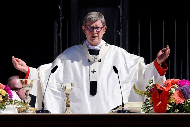 News Bilder des Tages Erzbischof Rainer Maria Kardinal Woelki beim Pontifikalamt zu Fronleichnam 2022 auf dem Roncalliplatz mit anschließender Prozession durch die Kölner Innenstadt. Köln, 16.06.2022 NRW Deutschland *** Archbishop Rainer Maria Cardinal Woelki at the Pontifical Mass for Corpus Christi 2022 on Roncalliplatz followed by a procession through Colognes city center Cologne, 16 06 2022 NRW Germany Copyright: xChristophxHardtx