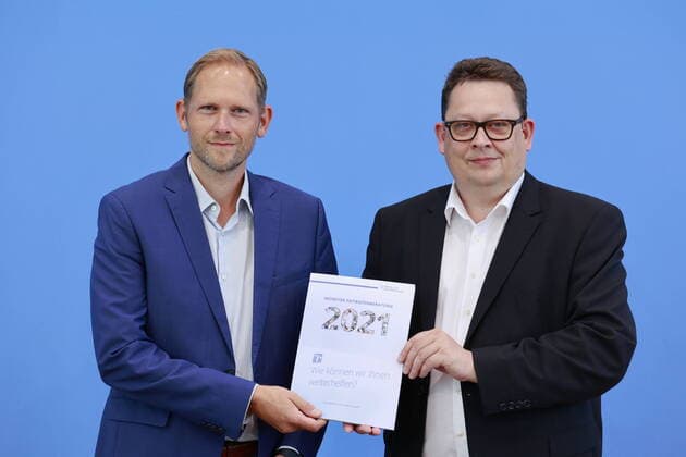 News Bilder des Tages Thorben Krumwiede, Geschäftsführer der UPD, Stefan Schwartze, Beauftragter der Bundesregierung für die Belange der Patientinnen und Patienten, Deutschland, Berlin, Bundespressekonferenz, Thema: Monitor der Unabhängigen Patientenberatung Deutschlands (UPD) - Schwerpunkte u.a. Auswirkungen der Corona-Pandemie und Transparenz der Krankenkassen *** Thorben Krumwiede, Managing Director of UPD, Stefan Schwartze, Federal Government Commissioner for Patients Affairs, Germany, Berlin, Federal Press Conference, Topic Monitor of the Independent Patient Counseling Service of Germany UPD Focal Points a.o. Effects of the Corona Pandemic and Transparency of the Health Insurance Funds