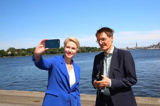 News Bilder des Tages Schwesig, Prof Lauterbach und Geschäftsführer Bernd Oehm an einem Röntgengerät für Pferde (v.l.) Blick am Donnerstag (16.06.2022) in der Hanse- und Universitätsstadt Rostock auf die Branchenkonferenz Gesundheitswirtschaft. Bei dem von der BioCon ValleyÂ® GmbH im Auftrag der Landesregierung von Mecklenburg-Vorpommern organisierten Treffen wurde über die derzeitigen und künftigen Heraus- und Anforderungen der Gesundheitsbranche diskutiert. Dazu wurde neue Ideen und Lösungsansätze für das Gesundheitswesen vorgestellt. Außerdem ging es um Fragen wie regionale Versorgungskonzepte, personalisierte Medizin, gendergerechte Gesundheit, Neo-Ökologie und Digital Health. Im Zuge dessen konnten die Organisatoren u.a. auch Prof. Dr. Dr. Karl