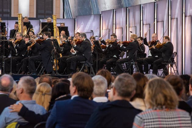 Sommernachtskonzert der Wiener Philharmoniker (220616) -- VIENNA, June 16, 2022 -- Members of the Vienna Philharmonic perform during the Summer Night Concert at the park of Schoenbrunn Palace in Vienna, Austria, on June 16, 2022. The Summer Night Concert 2022 was staged here by the Vienna Philharmonic on Thursday. ) AUSTRIA-VIENNA-SUMMER NIGHT CONCERT GuoxChen 