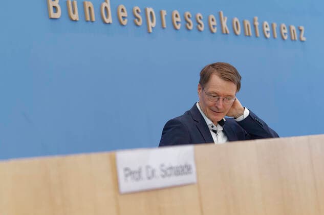 News Bilder des Tages Lauterbach zur Coronal-Lage im Sommer 2022-06-17, Deutschland, Berlin. Bundespressekonferenz zur Corona-Lage im Sommer. Im Bild Karl Lauterbach (SPD), Bundesgesundheitsminister. *** Lauterbach to the Coronal situation in the summer 2022 06 17, Germany, Berlin Federal press conference to the Corona situation in the summer In the picture Karl Lauterbach SPD , Federal Minister of Health