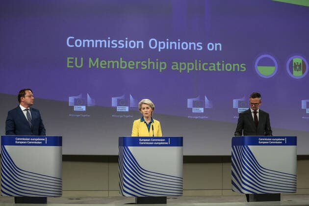 June 17, 2022, Brussels, Brussels Capital Region, Belgium: European Commissioner for Neighbourhood and Enlargement Oliver Varhelyi, left, and European Commission President Ursula von der Leyen, center, at a press conference on the EU membership application by Ukraine, Moldova, and Georgia at the European Commission headquarters in Brussels, Belgium, on June 17, 2022. Brussels Belgium - ZUMAm177 20220617_zip_m177_012 Copyright: xValeriaxMongellix