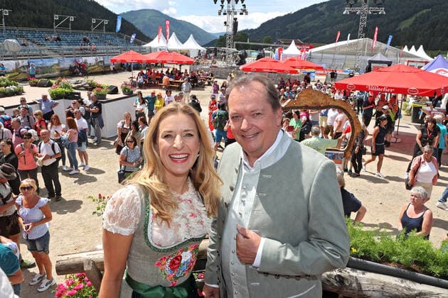 ORF Wenn die Musi spielt host Arnulf Prasch and singer Stefanie Hertel on the sidelines of the artists meeting for the music open air Wenn die Musi spielt on 17 06 2022 on the festival grounds in Bad Kleinkirchheim 20220617BOS0043