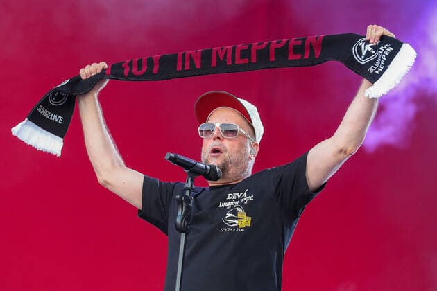 DIE FANTASTISCHEN VIER 30 Jahre Live on 17 06 2022 in the Hänsch Arena in Meppen The Fantastischen Vier at your concert in Meppen, here Smudo holds up a Troy in Meppen scarf photo osnapix DIE FANTASTISCHEN VIER 30 Jahre Live MH