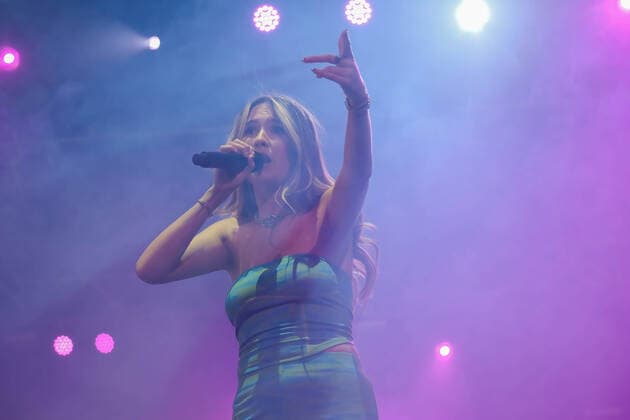 June 17, 2022, Newport, United Kingdom: British singer-songwriter Amelia Mimi Webb performs live on stage at the Isle of Wight Festival in the Big Top. Newport United Kingdom - ZUMAs197 20220617_zaa_s197_157 Copyright: xDawnxFletcher-Parkx
