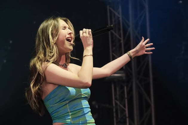 Entertainment Bilder des Tages June 17, 2022, Newport, United Kingdom: British singer-songwriter Amelia Mimi Webb performs live on stage at the Isle of Wight Festival in the Big Top. Newport United Kingdom - ZUMAs197 20220617_zaa_s197_165 Copyright: xDawnxFletcher-Parkx