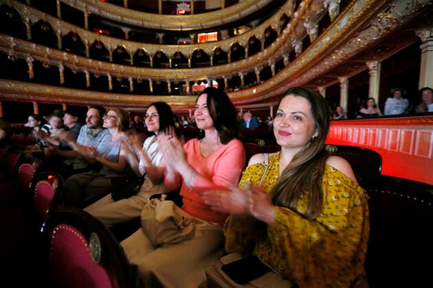 The Odesa Opera Theatre Opened Its Doors To Visitors, For The First Time Since The Russian Invasion In Ukraine Ukrainians applaud during the first concert, since begining of the Russian invasion in Ukraine, at the Odesa National Academic Opera and Ballet Theatre in Odesa, Ukraine 17 June 2022. The Odesa National Academic Opera and Ballet Theatre opened its doors to visitors again, for the first time since the Russian invasion in Ukraine, and resumes showing their performances and concerts. The first concerts Opera Gala , Ballet Gala and the opera A Zaporozhian Beyond the Danube are dedicated to Ukrainian Army. Odesa Ukraine  Copyright: xSTRx originalFilename: sindeyev-notitle220617_npZ1K.jpg