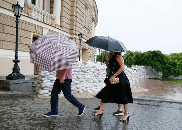 The Odesa Opera Theatre Opened Its Doors To Visitors, For The First Time Since The Russian Invasion In Ukraine Ukrainians arrive to the first concert, since the beginning of the Russian invasion in Ukraine, at the Odesa National Academic Opera and Ballet Theatre in Odesa, Ukraine 17 June 2022. The Odesa National Academic Opera and Ballet Theatre opened its doors to visitors again, for the first time since the Russian invasion in Ukraine, and resumes showing their performances and concerts. The first concerts Opera Gala , Ballet Gala and the opera A Zaporozhian Beyond the Danube are dedicated to Ukrainian Army. Odesa Ukraine  Copyright: xSTRx originalFilename: sindeyev-notitle220617_nptpH.jpg