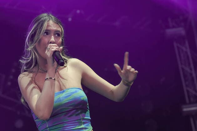 June 17, 2022, Newport, United Kingdom: British singer-songwriter Amelia Mimi Webb performs live on stage at the Isle of Wight Festival in the Big Top. Newport United Kingdom - ZUMAs197 20220617_zaa_s197_185 Copyright: xDawnxFletcher-Parkx