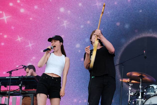 June 17, 2022, Newport, United Kingdom: Norwegian singer songwriter and Scandipop artist Sigrid Solbakk Raabe and guitarist Sondre Berg Abrahamsen perform live on stage at the Isle of Wight Festival Newport United Kingdom - ZUMAs197 20220617_zaa_s197_210 Copyright: xDawnxFletcher-Parkx
