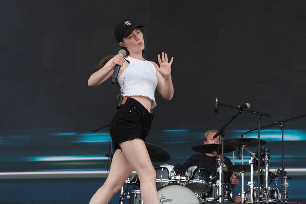 June 17, 2022, Newport, United Kingdom: Norwegian singer songwriter and Scandipop artist Sigrid Solbakk Raabe, Norwegian charts number one and number two in the UK album charts, performing live on stage at the Isle of Wight Festival. Newport United Kingdom - ZUMAs197 20220617_zaa_s197_211 Copyright: xDawnxFletcher-Parkx