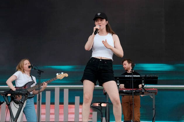June 17, 2022, Newport, United Kingdom: Norwegian singer songwriter and Scandipop artist Sigrid Solbakk Raabe, Norwegian charts number one and number two in the UK album charts, performing live on stage at the Isle of Wight Festival. Newport United Kingdom - ZUMAs197 20220617_zaa_s197_218 Copyright: xDawnxFletcher-Parkx