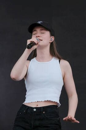 June 17, 2022, Newport, United Kingdom: Norwegian singer songwriter and Scandipop artist Sigrid Solbakk Raabe, Norwegian charts number one and number two in the UK album charts, performing live on stage at the Isle of Wight Festival. Newport United Kingdom - ZUMAs197 20220617_zaa_s197_220 Copyright: xDawnxFletcher-Parkx