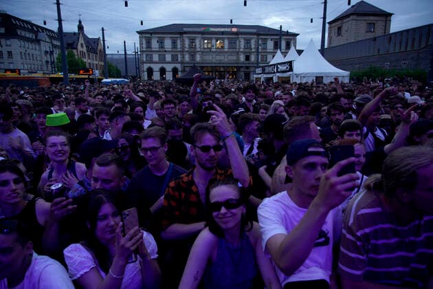 Kosmos Festival 2022 Chemnitz, Kosmos Festival, 17 06 2022, spectators at the music act Lugatti 9ine on the rap stage Chemnitz Stadtzenrum