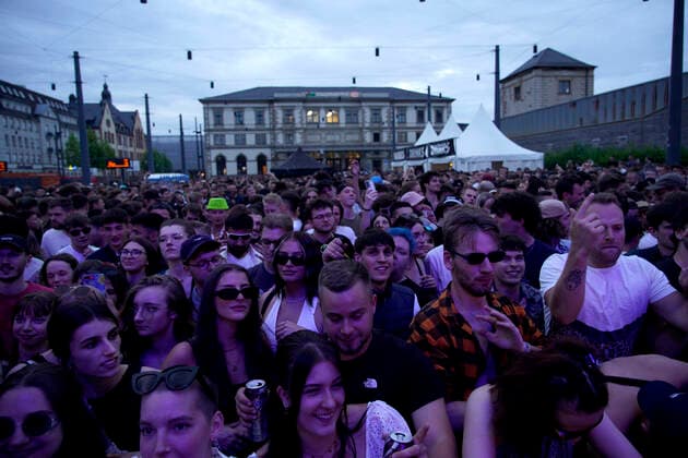 Kosmos Festival 2022 Chemnitz, Kosmos Festival, 17 06 2022, spectators at the music act Lugatti 9ine on the rap stage Chemnitz Stadtzenrum